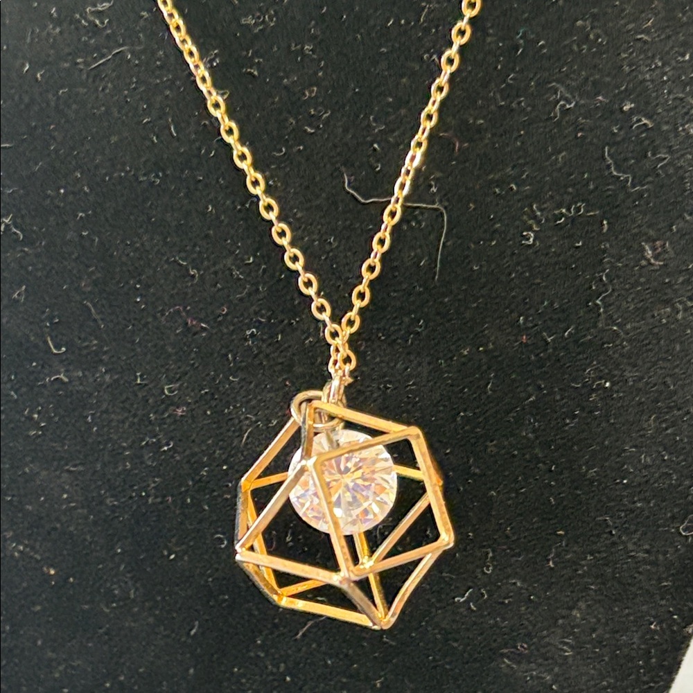 Elegant Gold Geometric Pendant Necklace